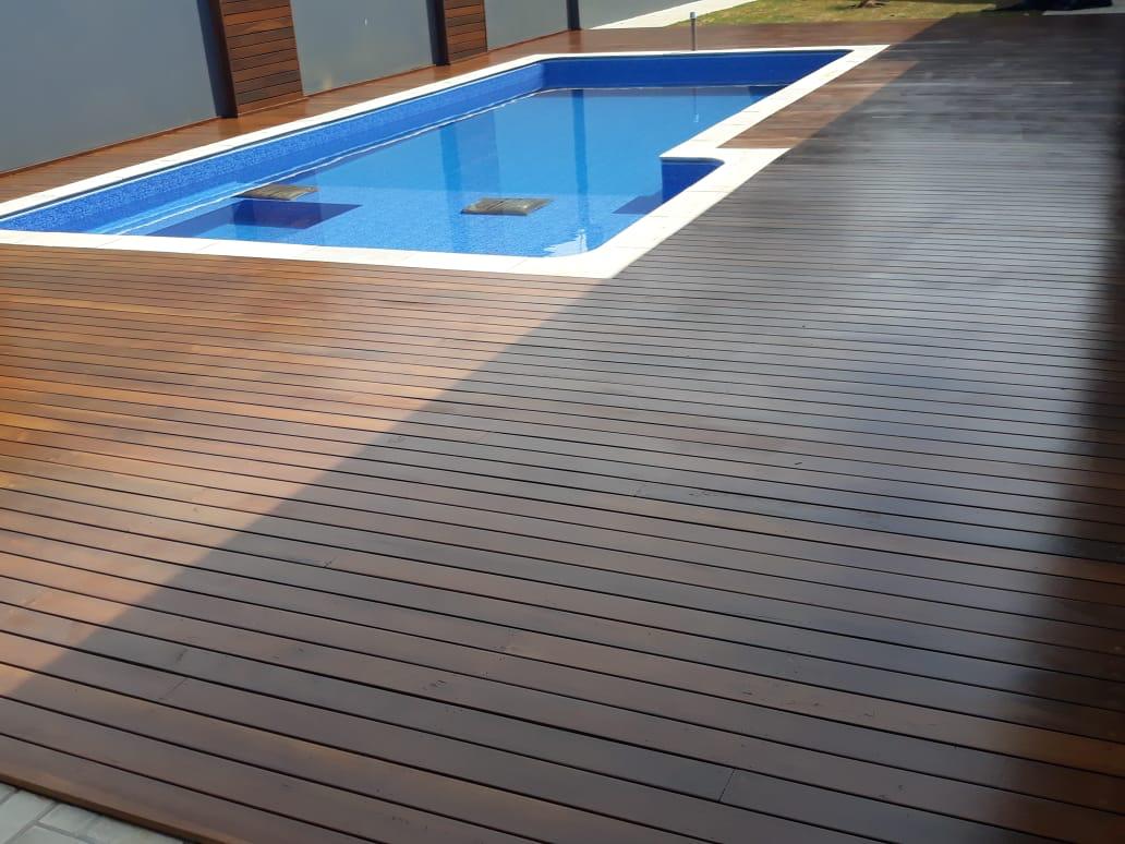 Deck de madeira para área de piscina